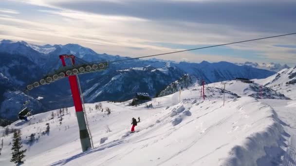 奥地利埃本西 2019年2月24日 2月24日 在埃本西 Feuerkogel 山区冬季度假村的全景与索道 滑雪者 达赫斯坦阿尔卑斯山的雪坡和山谷中的特劳恩湖 — 图库视频影像