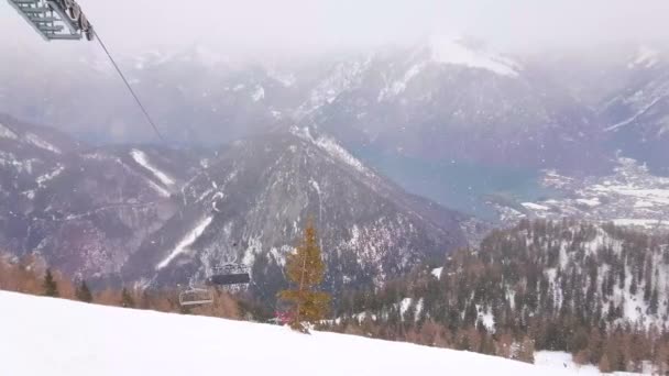 奥地利埃本西 2019年2月24日 2月24日 在埃本西 雾蒙蒙的达赫斯坦阿尔卑斯山 费埃尔科格尔山俯瞰特劳恩湖和快速骑行车 — 图库视频影像