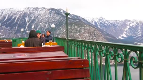 Hallstatt Austria Lutego 2019 Ludzie Korzystają Odkrytego Tarasu Restauracji Położonego — Wideo stockowe