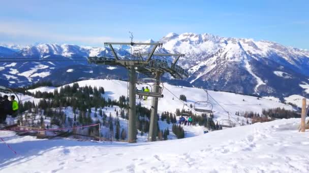 ゴーザウオーストリア 月26日 2019 Zwieselalm の雪の斜面に沿って乗って ダッハシュタインの西アルプスの山頂を背景に 2月26日のゴーザウで見るリフト — ストック動画