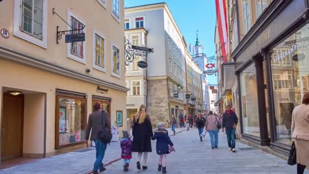 Salzburg Oostenrijk Februari 2019 Dagelijkse Activiteit Getreidegasse Winkelstraat Met Veel — Stockvideo