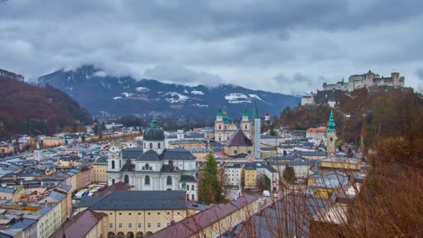 雨の日の中世のザルツブルクの街並みは アルプスの上にそびえる重い雲と オーストリアのアルトシュタット 旧市街 を支配するホーエンザルツブルグ要塞を眺めます — ストック動画