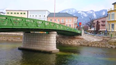 Kaiserin Elizabeth eski yeşil köprü Bad Ischl, Salzkammergut, Avusturya eski yapılar ile Traun Nehri kıyıları bağlar.