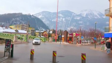 Bad Ischl, Avusturya-20 Şubat 2019: Traun Nehri boyunca Kaiserin Elizabeth Köprüsü ve arka planda karlı Katrin Dağı manzaralı eski kasabada trafik, 20 Şubat 'ta Bad Ischl