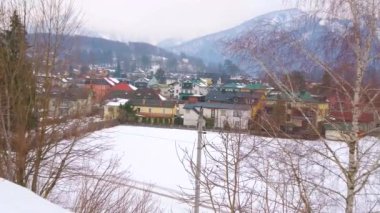 Orange demiryolu vinç Bad Ischl karlı çayırları arasında sürmek, Salzkammergut, Avusturya. 