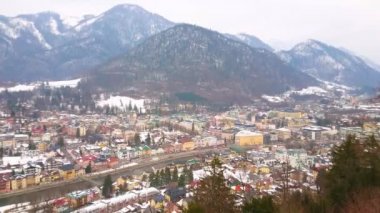 Siriuskogel Dağı kuş bakışı Bad Ischl kasaba, renkli konut, dar Traun nehir ve arka plan, Salzkammergut, Avusturya Jaizenberg dağda sunar.