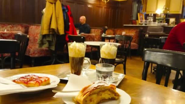 Vienna Austria Febbraio 2019 Godetevi Serata Cafe Sperl Con Dolci — Video Stock