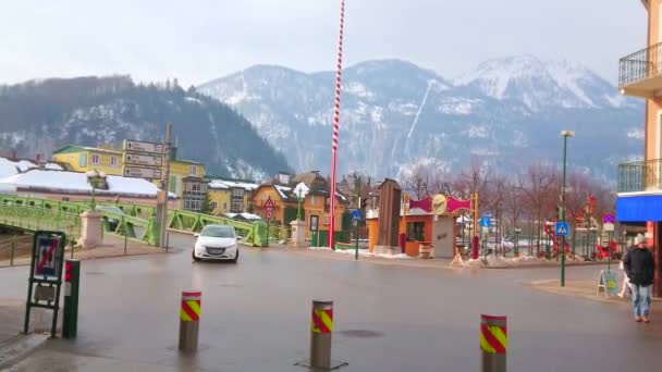 Bad Ischl Österrike Februari 2019 Trafikera Gammal Town Med Beskåda — Stockvideo