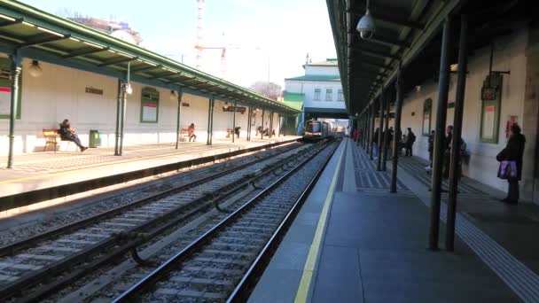 Wenen Oostenrijk Februari 2019 Schonbrunn Bahn Metro Station Met Aankomst — Stockvideo