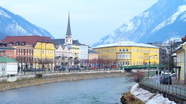 奥地利巴德伊施尔 2019年2月20日 河畔的城市景观 有历史的住房 教区教堂的高钟楼 特伦河和雪阿尔卑斯山的石洲 2月20日在巴德伊施尔 — 图库视频影像