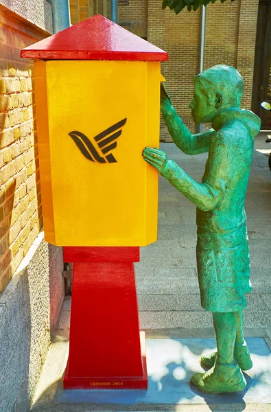 A escultura de bronze na caixa postal, Teerão, Irão — Fotografia de Stock