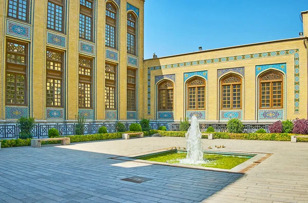伊朗德黑兰巴格达-e Melli 区马利克博物馆喷泉 — 图库照片