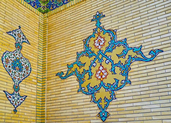 Het decor van de muur van het portaal van Malek museum, Teheran, Iran — Stockfoto