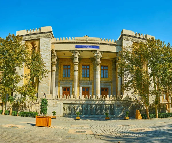 Die Fassade des Außenministeriums, bagh-e-melli, — Stockfoto
