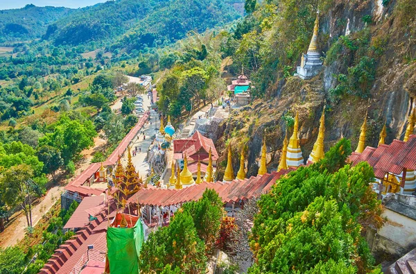 The mountain slope with alleyways of Pindaya Cave Temple, Myanma — Stock Photo, Image