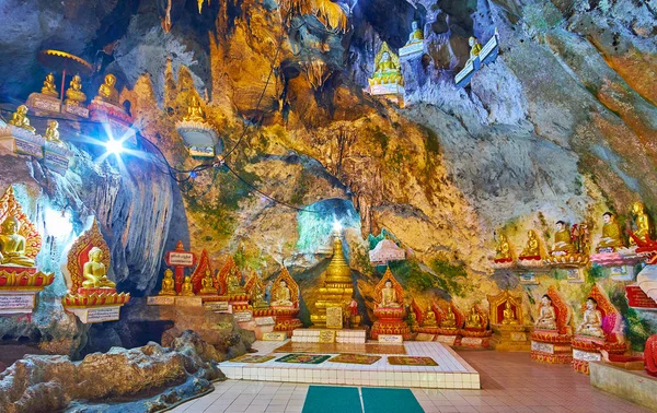 La sala de oración de la pequeña cueva del complejo Pindaya, Myanmar — Foto de Stock