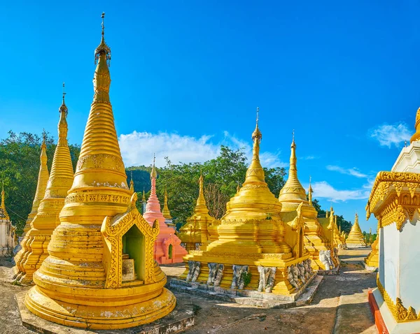 Золотые ступы Нгет Пяв Тау Пая, Пиндайя, Мьянма — стоковое фото