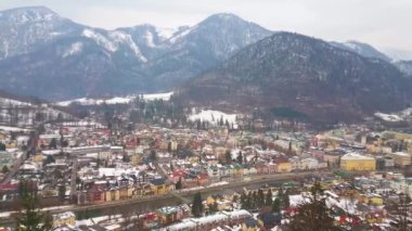 Sirius Kogel Dağı 'nın tepesine gelen Bad Ischl panoramasının keyfini çıkarın, kasaba, Traun Nehri ve arka planda karlı Alpleri 'ne bakan, Salzkammergut, Avusturya.