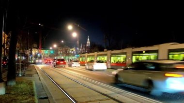 Viyana, Avusturya-18 Şubat 2019: hızlı sürüş modern tramvaylar ve akşam Burgring çok sayıda araba, 18 Şubat Viyana 'da.