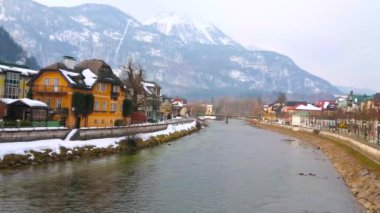 Katrin Dağı, Bad Ischl siluetine hükmetir, karlı zirve ve beyaz hat arabası Traun Nehri üzerindeki köprülerden görülür, Salzkammergut, Avusturya. 