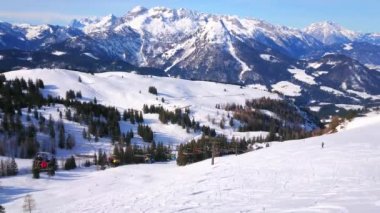 Ön planda hızlı sürme telesiyej ile Zwieselalm dağının üst noktasından Dachstein West Massif muhteşem alp manzarası, Gosau, Salzkammergut, Avusturya.