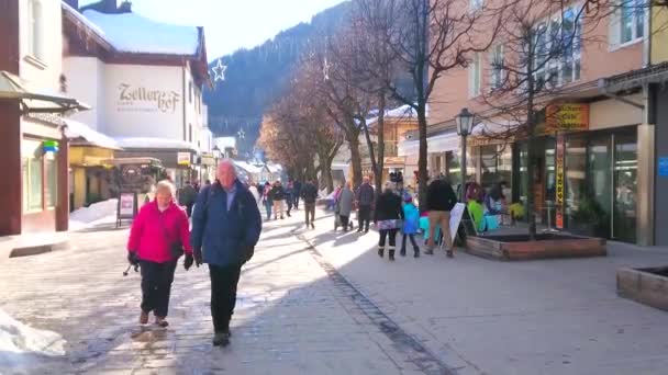 ツェルオーストリア 月28日 2019 バーンホフ通りはツェルで2月28日に 複数の観光客の店 カフェ ホテルとリゾートの中央のウォーキング遊歩道の一つです — ストック動画