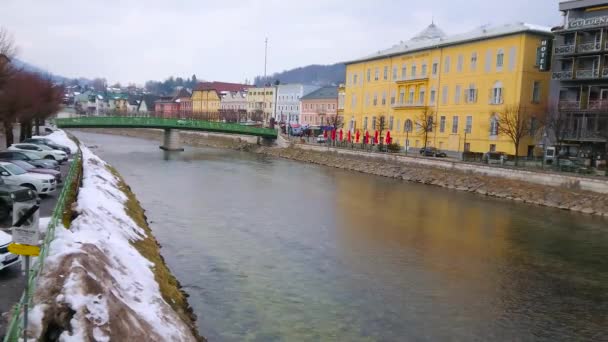 奥地利巴德伊施尔 2019年2月20日 2月20日 在巴德伊施尔 沿着特劳恩河两岸 穿过五颜六色的金属桥 古老的老城豪宅 — 图库视频影像