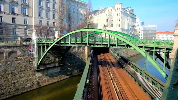 Viyana Avusturya Şubat 2019 Wienfluss Nehri Üzerindeki Zollamtsbrucke Demiryolu Köprüsünün — Stok video