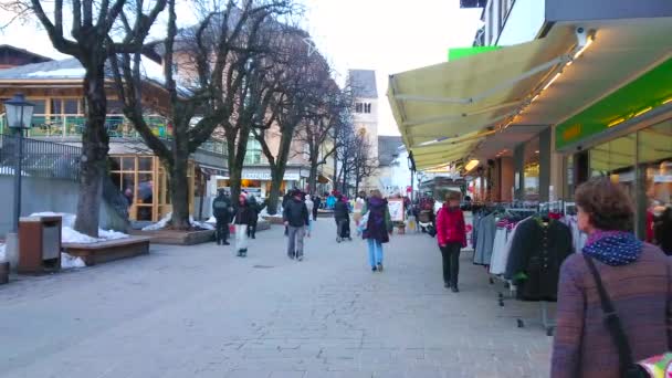 ツェル オーストリア 月28 2019 歩行者バーンホフ通り通りは Stadtplatz 広場に鉄道駅からリードするリゾートの主要なショッピングゾーンであり 2月28日にツェルを参照してください — ストック動画