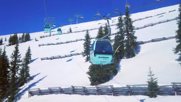 Zell See Austria Febrero 2019 Las Cabañas Azules Del Teleférico — Vídeo de stock