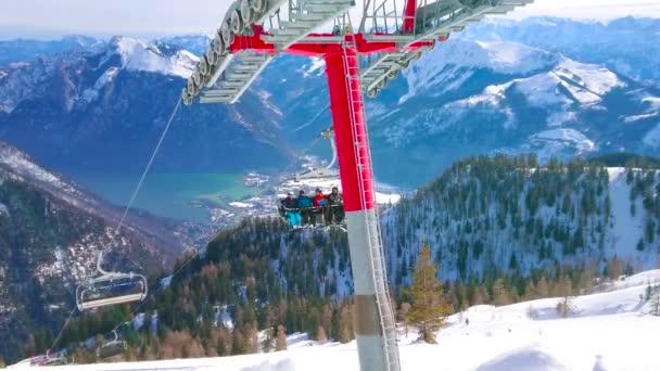 Ebensee オーストリア 月24 2019 Ebensee で2月24日 トラウン湖の谷とアルプスの風景を眺めながら スポーツマンがフォイアーコーゲルの頂上に乗るスキーリフト — ストック動画