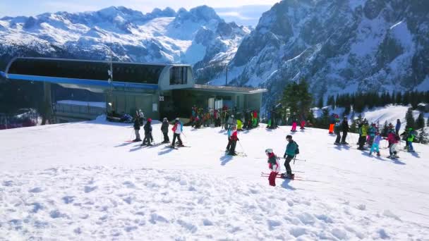 Gosau Rakousko Února 2019 Dav Sportovců Nejvyšším Nádraží Ulici Panorama — Stock video