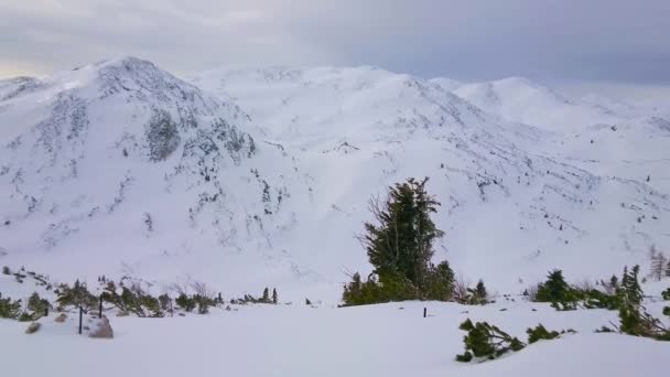 Panorama Van Snowbound Feuerkogel Bergplateau Grijze Bewolkte Dag Ebensee Salzkammergut — Stockvideo