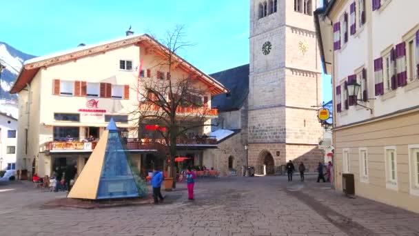 ツェルオーストリア 月28日 2019 ツェルで2月に28 古い邸宅 サンヒッポリト教区教会と噴水の背の高い時計塔とリゾートの Stadtplatz 広場のアーキテクチャは 参照してください — ストック動画