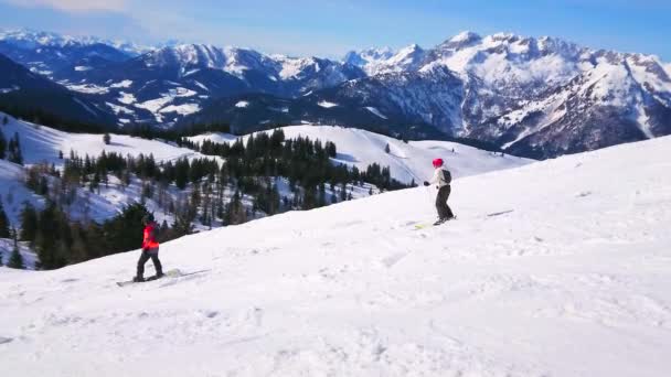 奥地利戈索 2019年2月26日 2月26日 在戈索 位于达赫斯坦西阿尔卑斯山的 Zwieselalm 山区度假村下坡上的滑雪者和寄宿者 — 图库视频影像
