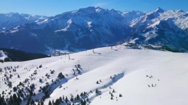 Schmitten Mount tepesinde karlı Alpleri Panoraması, telesiyej ve teleferiklere sahip yamaçlara bakan, mükemmel kayak pistleri ve donmuş Zeller Gölü Vadisi ve Zell See tatil köyü, Avusturya.