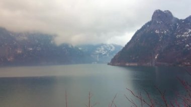 Traunsee Gölü üzerinde yağmurlu bir cennet, kayalık Alpleri ile çevrili, Traunkirchen, Salzkammergut, Avusturya.