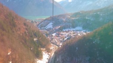 Ebensee, Traunsee Gölü, iğne yapraklı ormanlar ve karlı tepeler, Salzkammergut, Avusturya manzarası ile Dachstein Alpleri 'nin yamaçlarında Feuerkogel teleferiğine nefes kesen yolculuk.