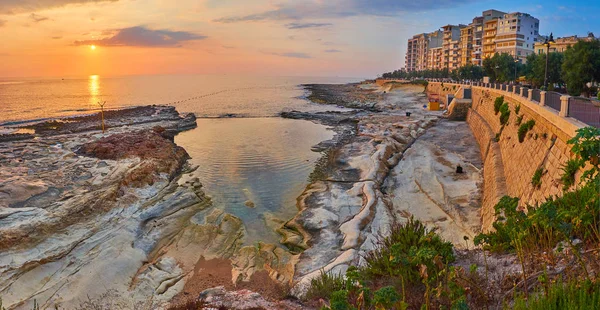 Das Sonnenaufgangspanorama von sliema, malta — Stockfoto