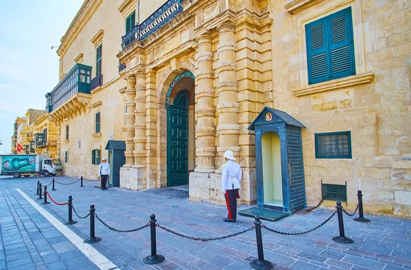 Guardia de honor en el Palacio del Gran Maestre en La Valeta, Malta — Foto de Stock