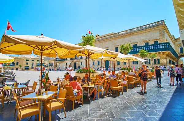 Открытое кафе на улице Старый Театр, Валлей, Мальта — стоковое фото