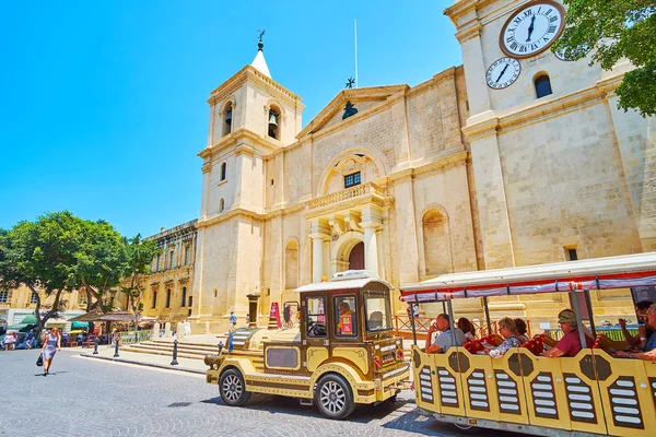 Transporte turístico en La Valeta, Malta — Foto de Stock