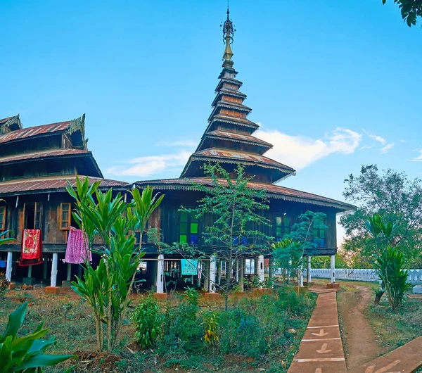 Wysoki pyatten dach buddyjskiego klasztoru, Pindaya, Myanmar — Zdjęcie stockowe
