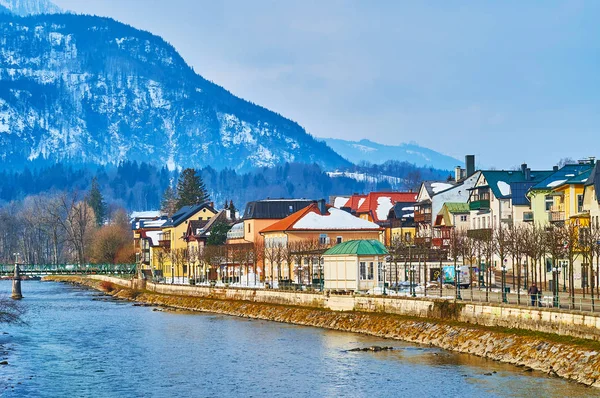 Orilla del río Traun de Bad Ischl, Salzkammergut, Austria — Foto de Stock