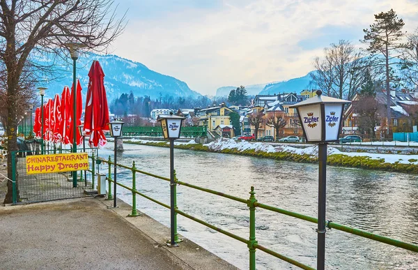 A orillas del río Traun, Bad Ischl, Salzkammergut, Austria — Foto de Stock