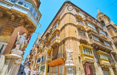 St Lucia Caddesi 'ndeki köşe heykelleri, Valletta, Malta 