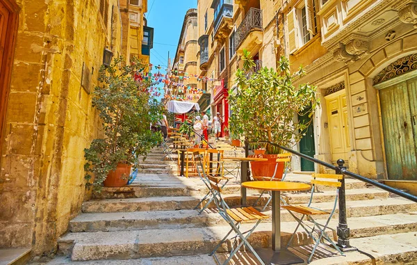 Небольшое кафе на узком спуске, Валлей, Мальта — стоковое фото
