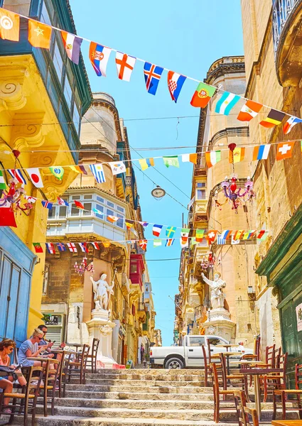 Bandeira garlands in narrow street, Valletta, Malta — Fotografia de Stock