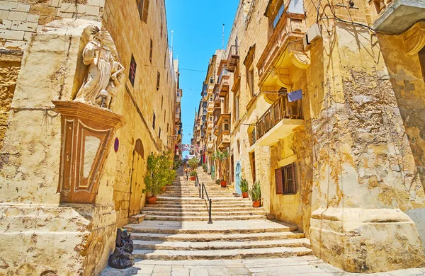 Het standbeeld van Sint Franciscus van Assisi in Valletta, Malta — Stockfoto