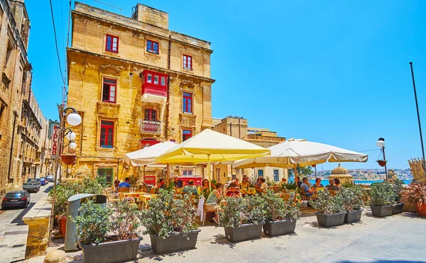 Letní restaurace ve staré Vallettě, Malta — Stock fotografie